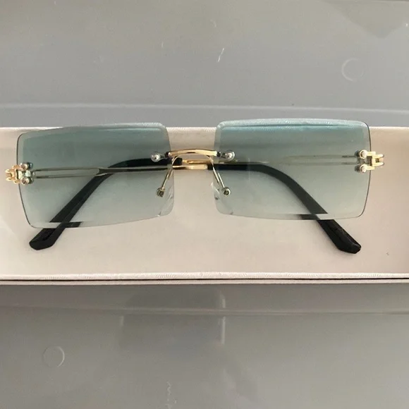 Beautiful sunglasses 😎 brand new - Picture 1 of 2